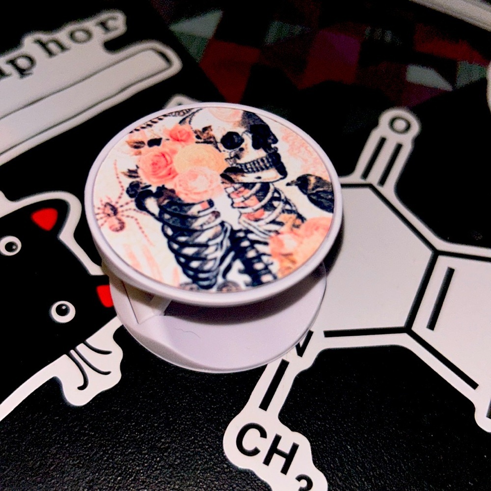 Skull n roses phone grip